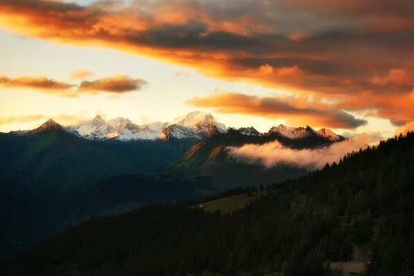 Puesta de sol en los Alpes. Nubes en el cielo