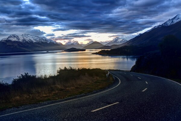 Nuova Zelanda, strada per il lago