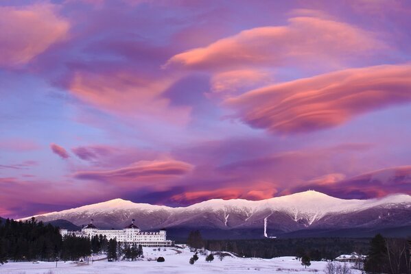 Un Resort de invierno con un cielo elegante