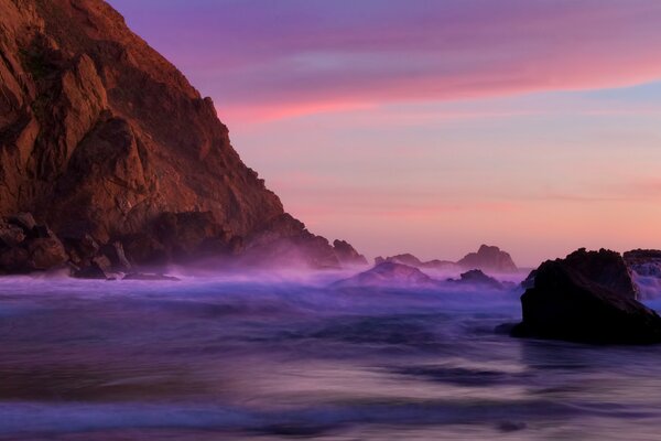 Kalifornien, Pfeiffer Beach. lila nebel