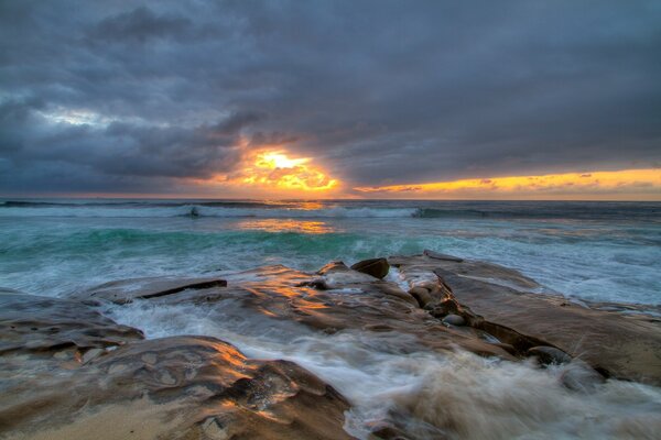 Cielo. Ondas. Mar. Atardecer