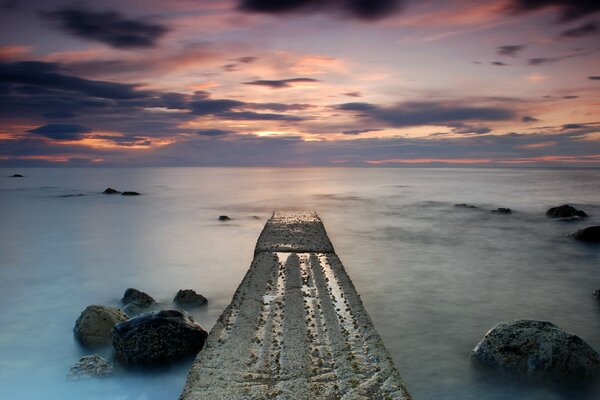 Calma en el mar bajo el cielo de la tarde