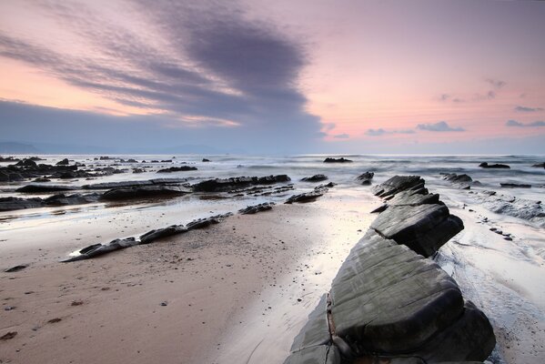 Bild des Meeres mit Strand und Komnys