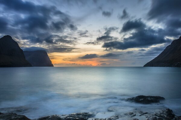 Spokój na Wyspach Owczych o zachodzie słońca