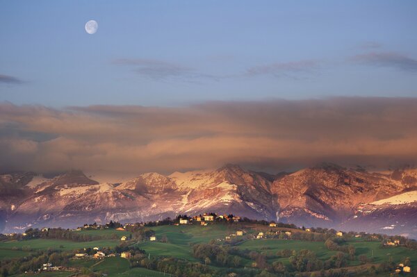 Eine Stadt inmitten der Berge in der Sonne