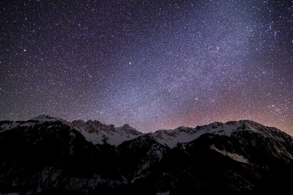 Bellissimo cielo notturno in montagna