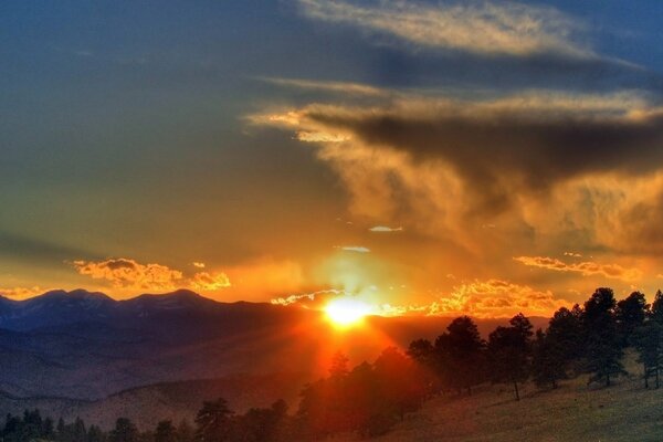 Tramonto in montagna. Raggi del sole