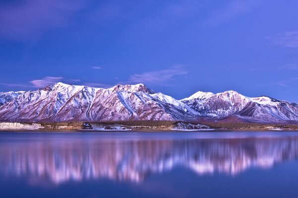 Displaying mountains in a lake