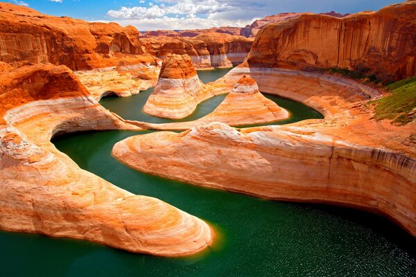 Río verde en el fondo de las orillas naranjas