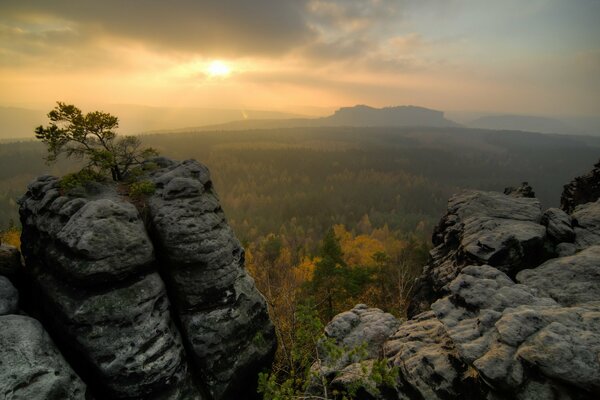 Herbstliche Landschaft mit Sonnenuntergang und Bergen