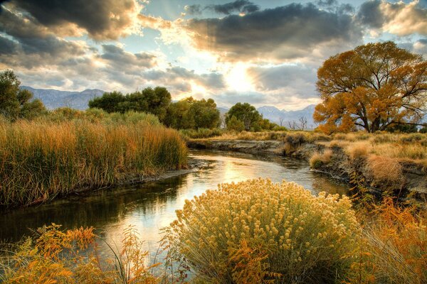 Cielo de cuento de hadas sobre el río