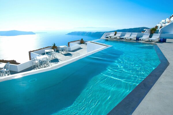 In Santorini gibt es ein Hotelzimmer mit Pool und Meerblick