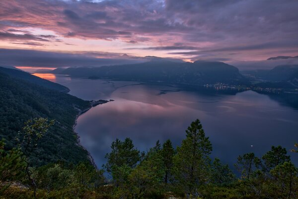 Norwegischer Sonnenuntergang aus den Bergen