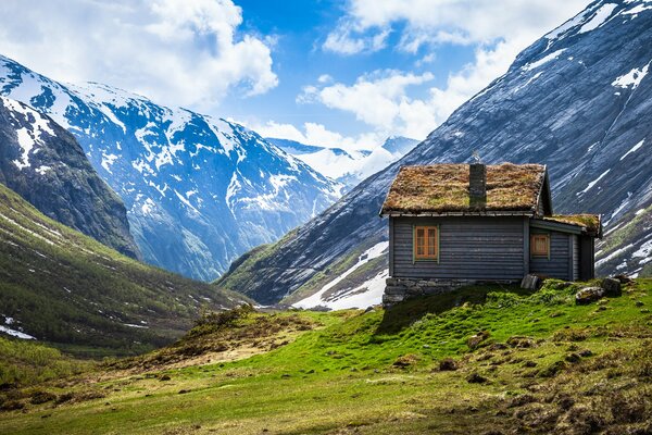 Vacances en Norvège dans une maison près de la montagne