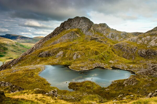 Musgo alrededor del lago en las rocas