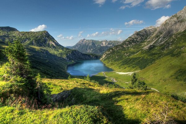 Austria-górskie jezioro otoczone klifami