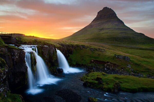 Das Geräusch eines Bergfalls bei Sonnenuntergang