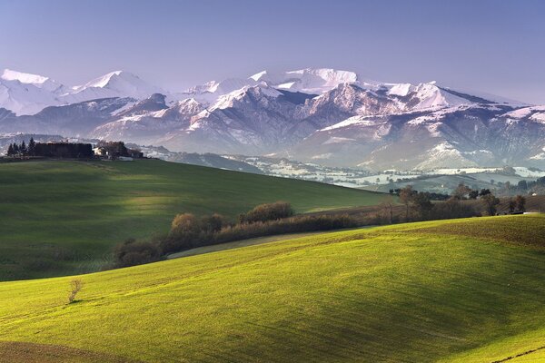 Une beauté incroyable. Montagnes, ciel, prairies