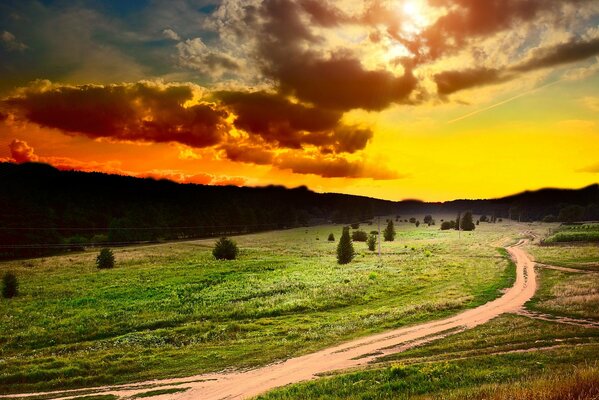 Die Wolken über dem Feld sind durch einen scharlachroten Sonnenuntergang hervorgehoben