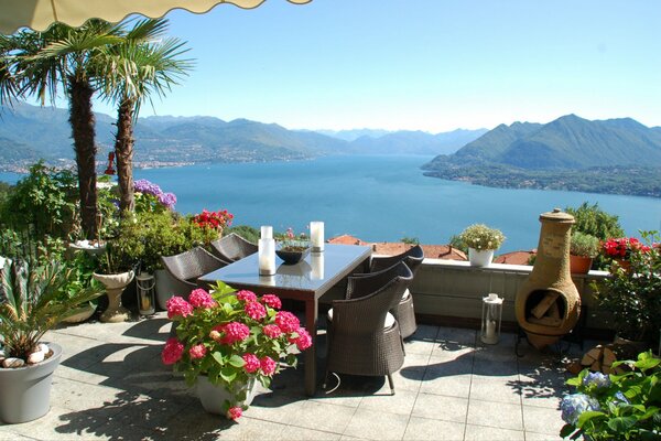 Vista de un hermoso interior en el fondo de las montañas