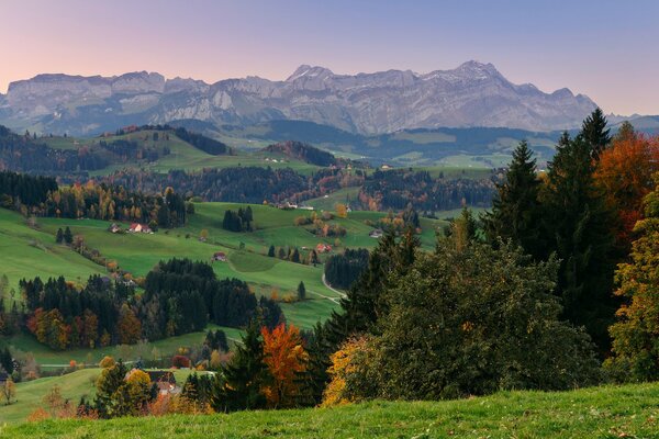 Y el bosque y las montañas y los valles se mezclan en uno solo en este paisaje de otoño