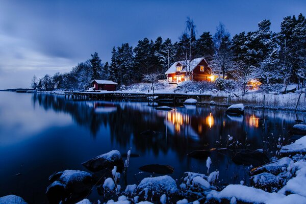 Ein Haus unter Wasser und Bäumen in Schweden