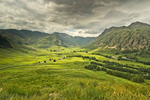 Prairie au milieu des montagnes du village