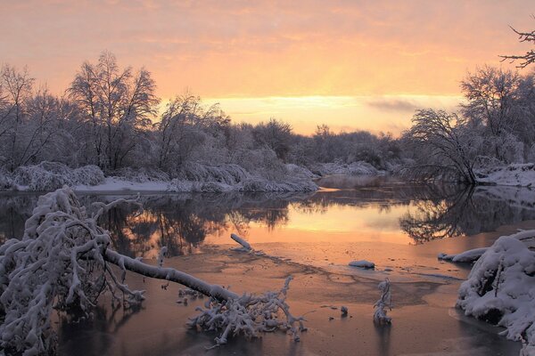 Noche de invierno. Nieve y hielo en el río