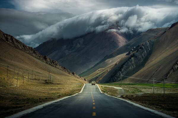 Tybetańskie góry przy drodze pod chmurami