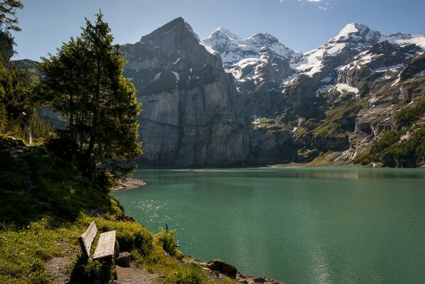 Ein See inmitten von Bergen und Bäumen in der Schweiz