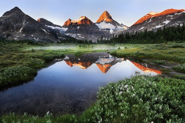 Riflessione della montagna e del cielo nel lago