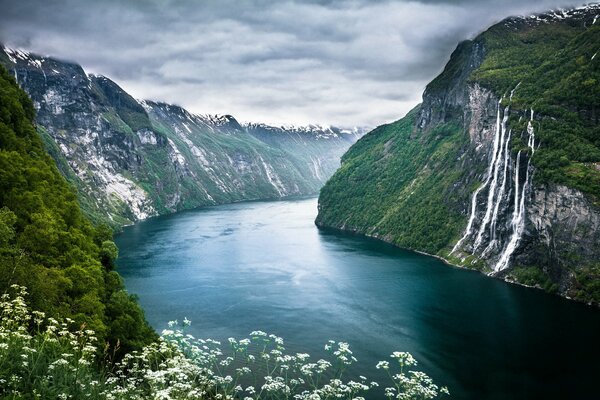 Geirangerfjorden in Norwegen. Fluss und Berge