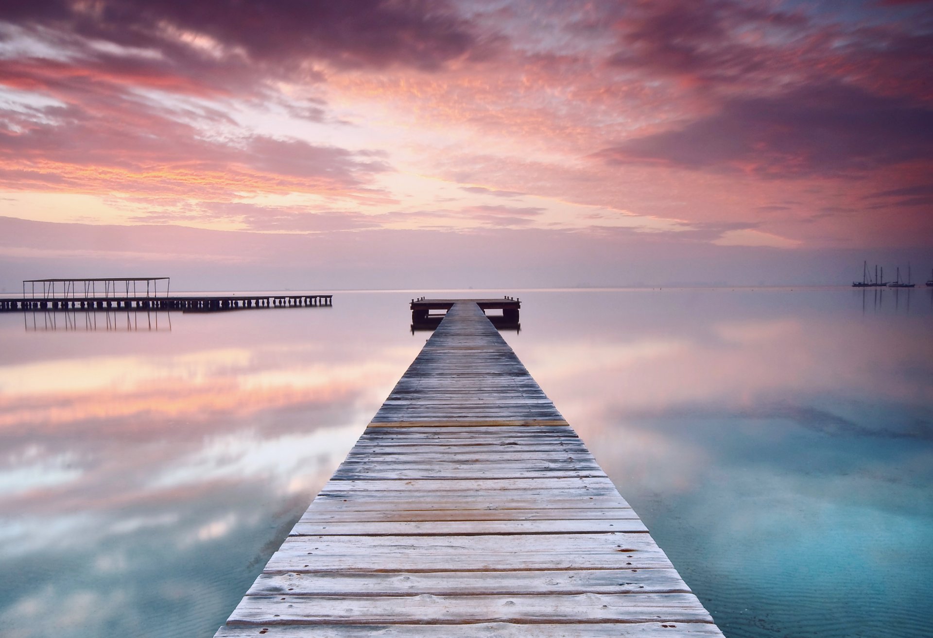 españa playa mar calma agua superficie reflexión madera puente puente noche naranja rosa puesta de sol cielo nubes