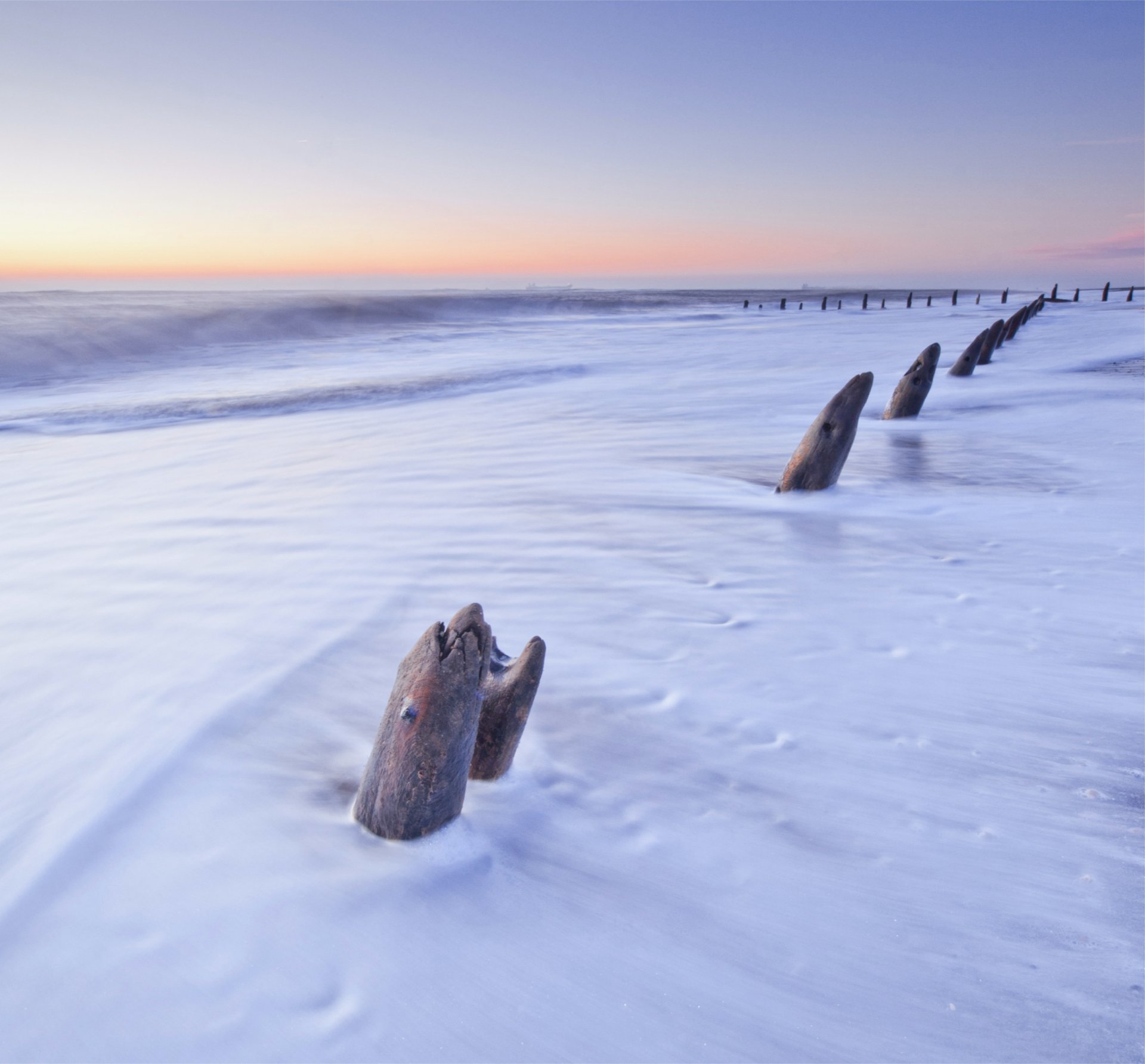 wielka brytania anglia morze północne brzeg kłody wieczór pomarańczowy zachód słońca niebo