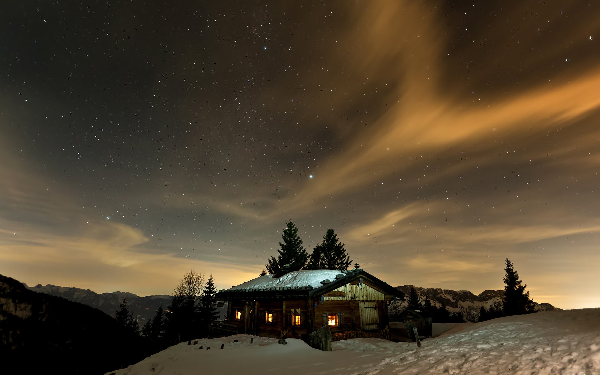 crepúsculo cielo estrellas montañas nieve invierno luces casa de campo