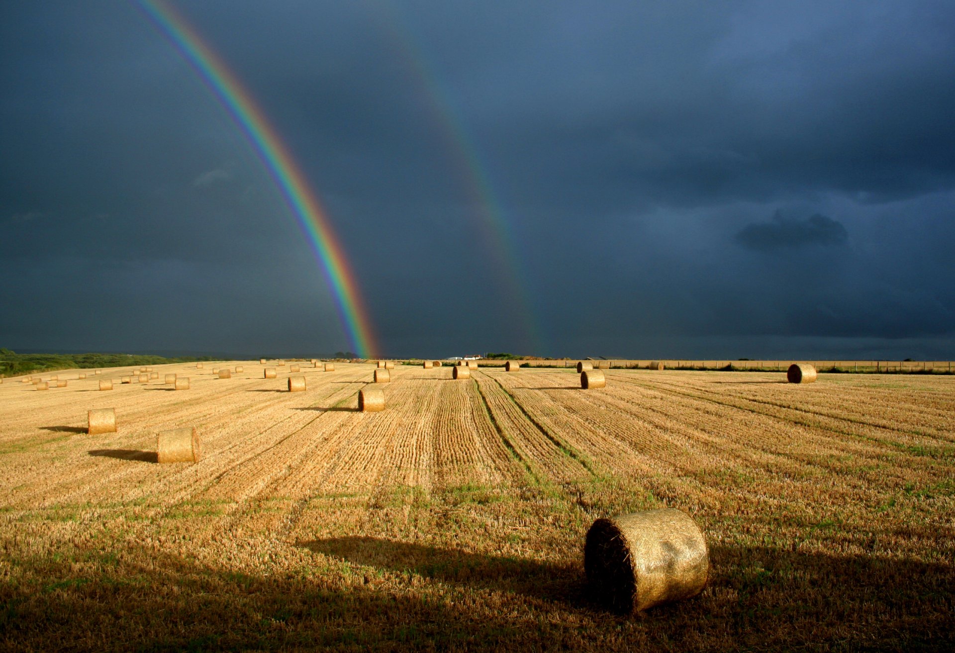 campo rotoli cielo arcobaleno contrasto