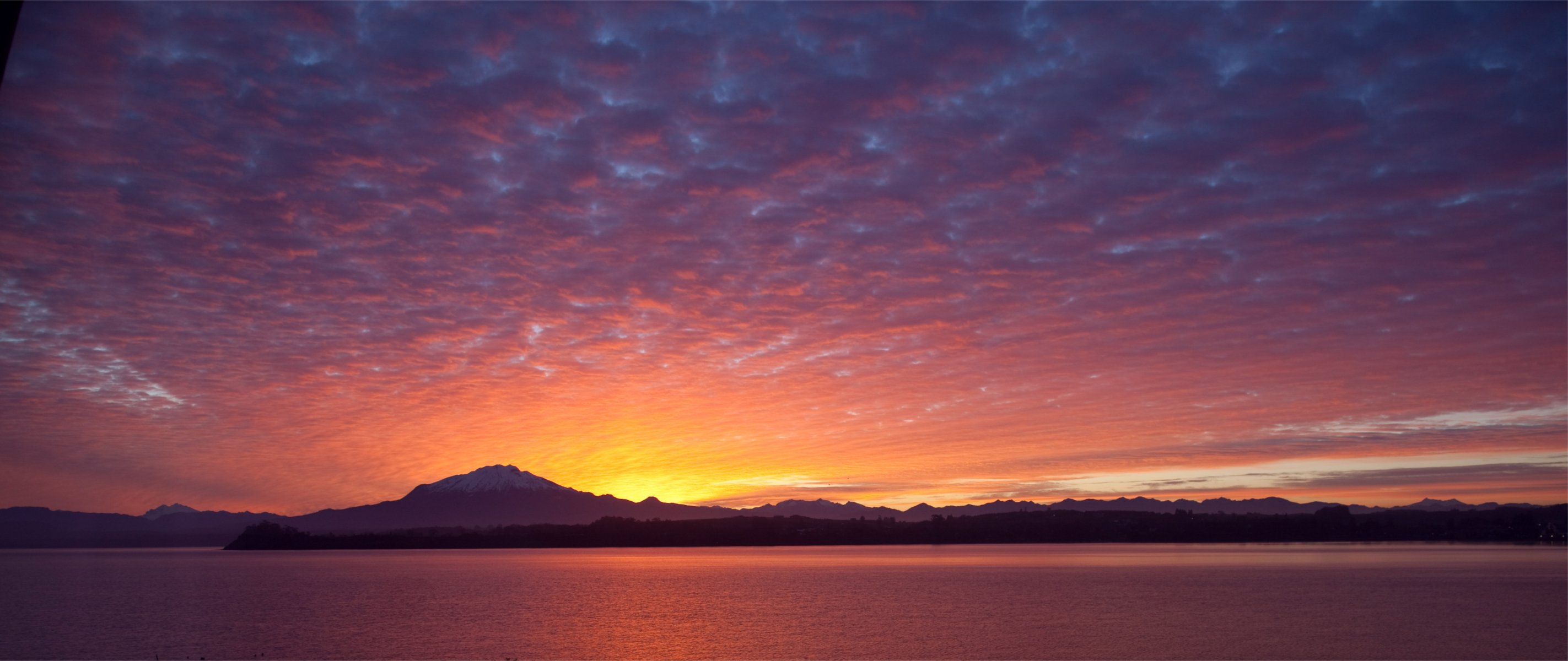 chili puerto varras puerto varas soir coucher de soleil ciel nuages lac montagnes arbres côte loin