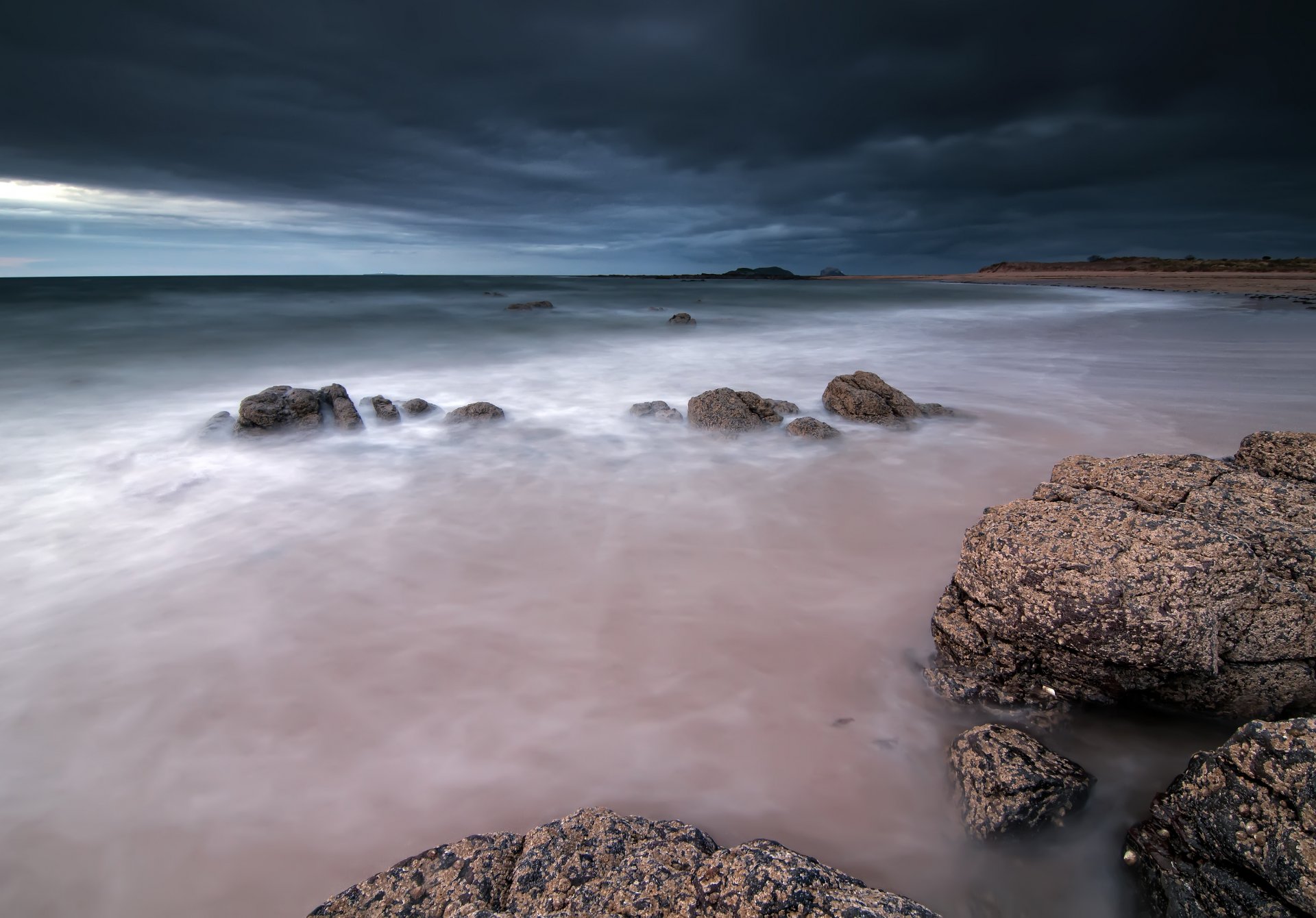 reino unido escocia noche cielo nubes mar piedras costa