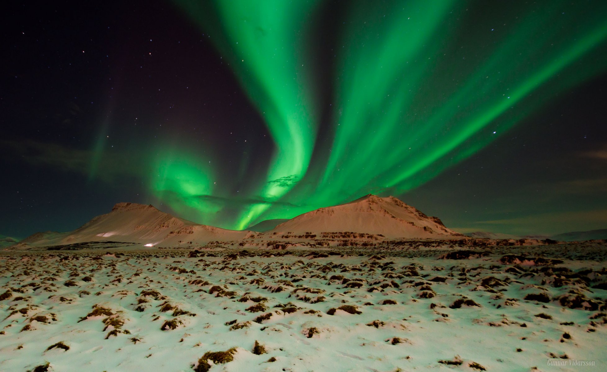 aurora boreale cielo notte montagne