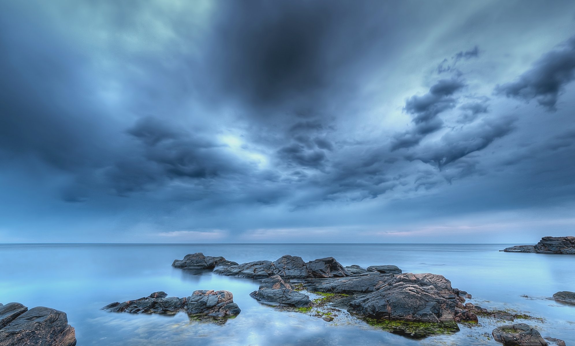 suède soirée plage pierres mer bleu ciel nuages