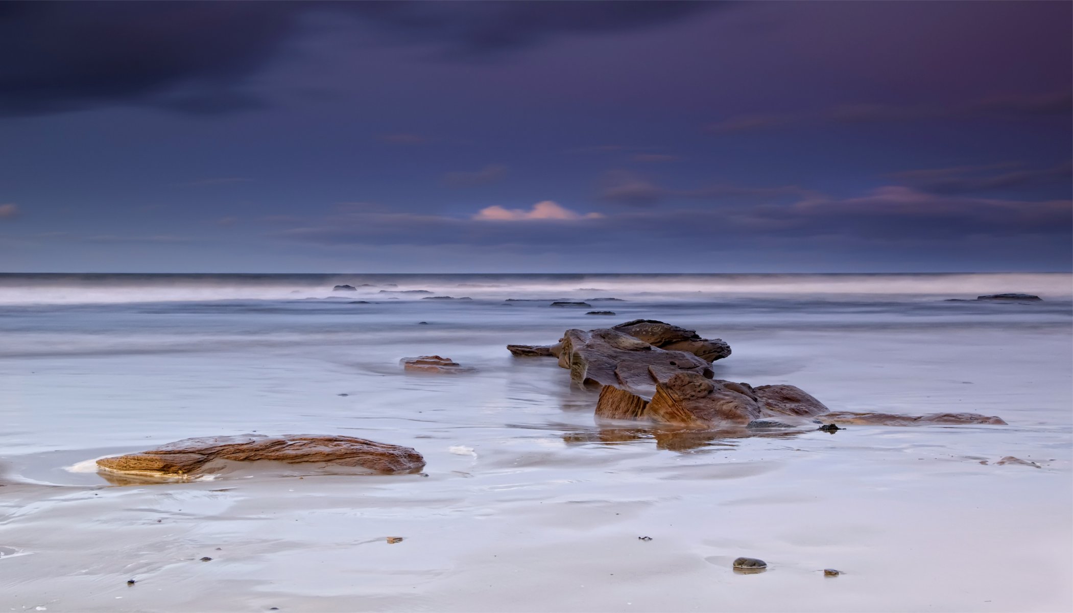 großbritannien england meer strand weiß sand ufer steine abend blau flieder himmel wolken wolken