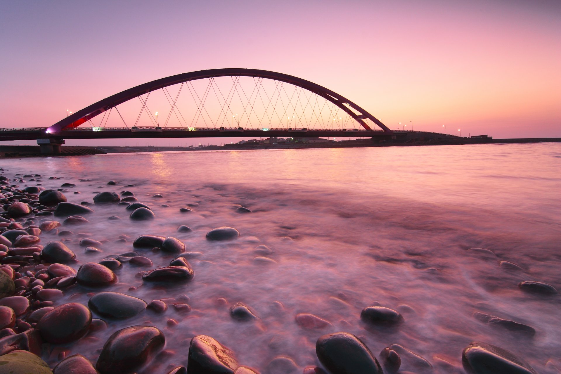 allemagne pont fehmarnsund rose coucher de soleil soir pont lanternes rétro-éclairage mer océan calme côte pierres