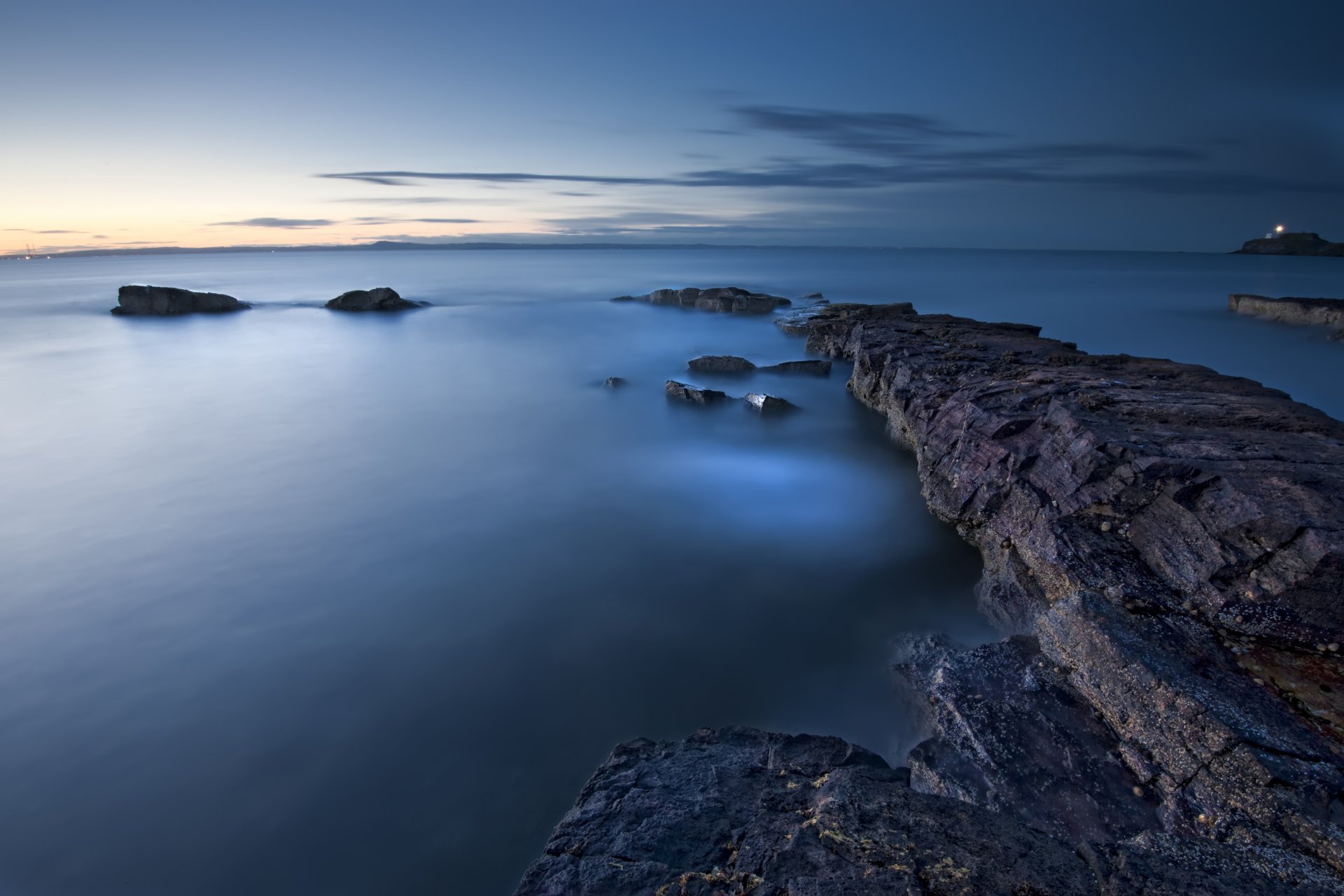 reino unido inglaterra tarde puesta de sol cielo nubes mar azul calma superficie costa rocosa