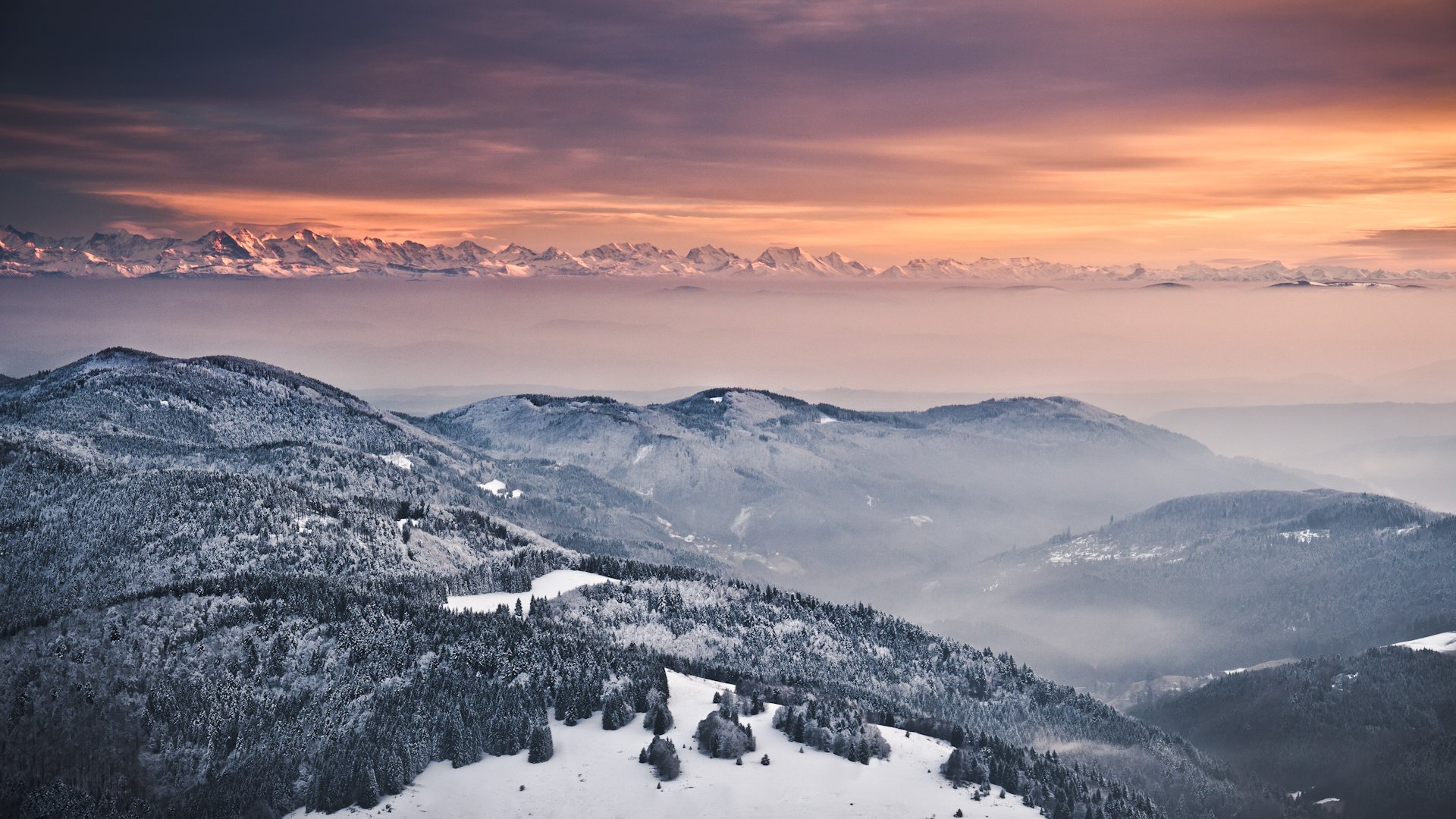 invierno nieve montañas alpes colinas árboles niebla noche cielo naranja puesta de sol vista altitud panorama