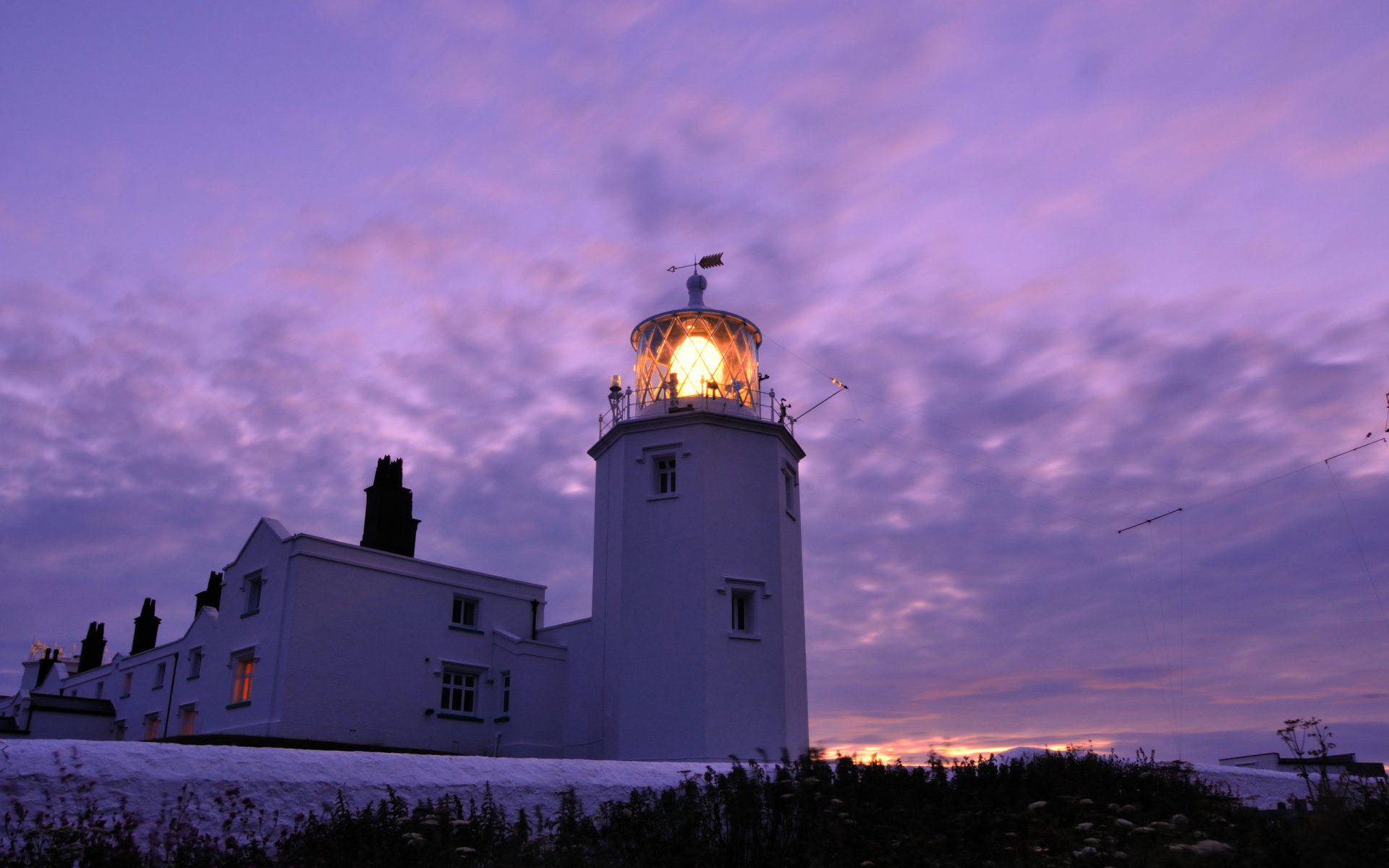 inghilterra faro luce sera crepuscolo lilla cielo tramonto inverno neve