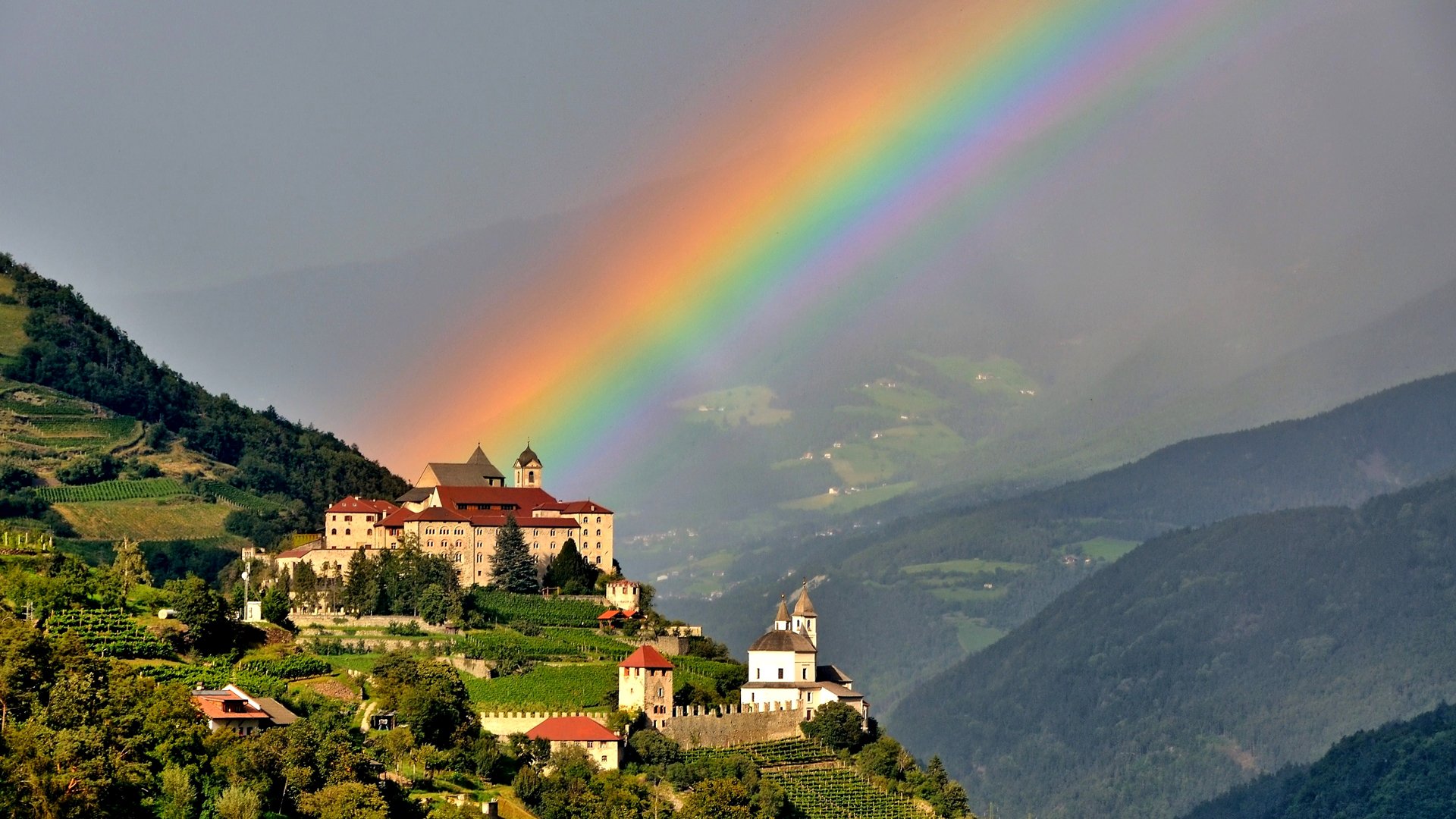 montagne castello arcobaleno