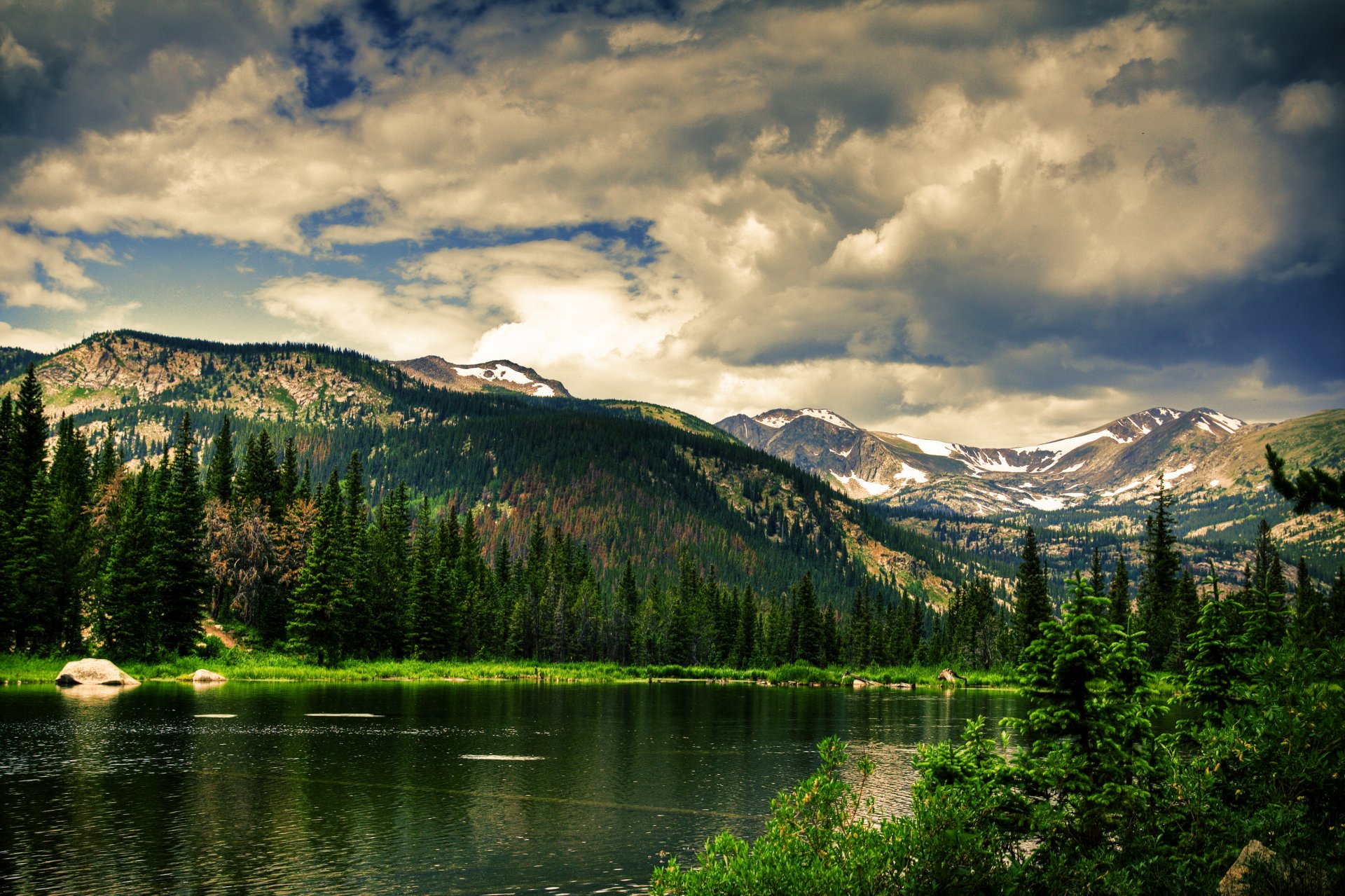 paesaggio montagne alberi lago cielo nuvole