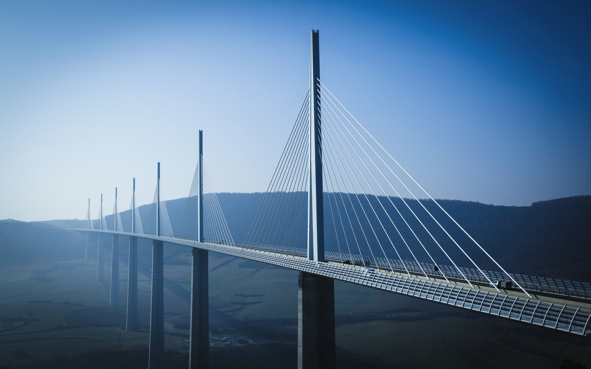 frankreich millau-viadukt brücke straße wald höhe