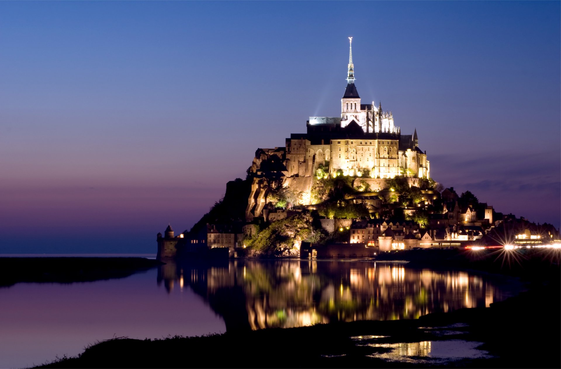 francia normandia mont saint michel isola castello mont saint michel fortezza luci illuminazione monte dell arcangelo michele lilla sera blu cielo acqua riflessione