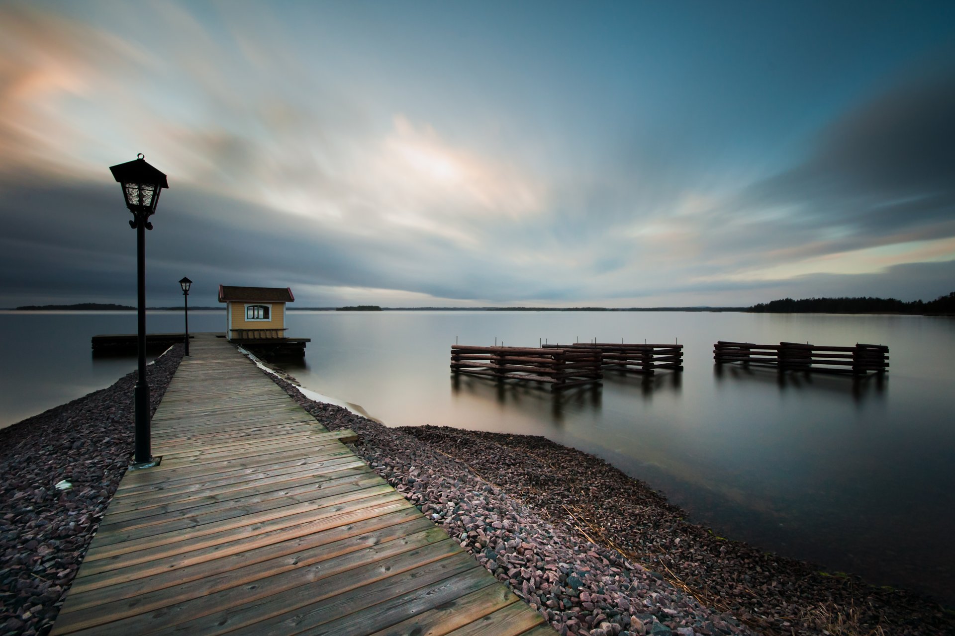 schweden abend himmel wolken meer ruhe wasser oberfläche ufer küste pier lichter